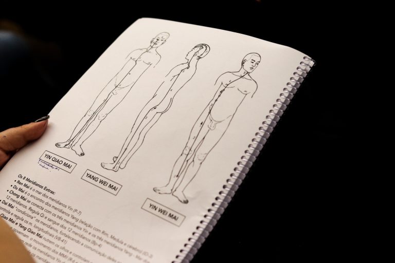 Caderno com ilustracoes anatomicas usado em aula
